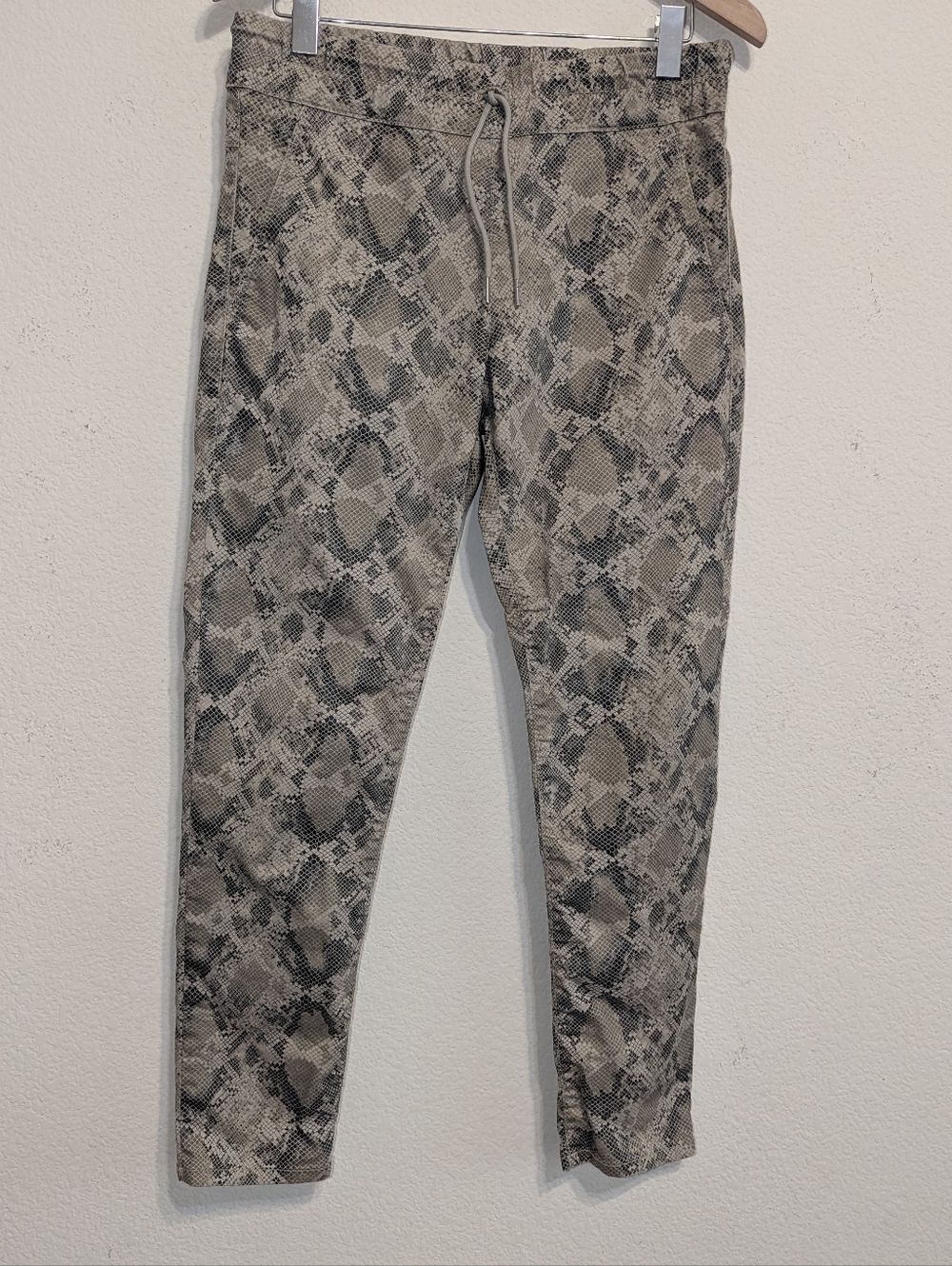 Bevy Flog Women's 30 Brown Snakeskin Print Shely Stretch Drawstring Pants EUC